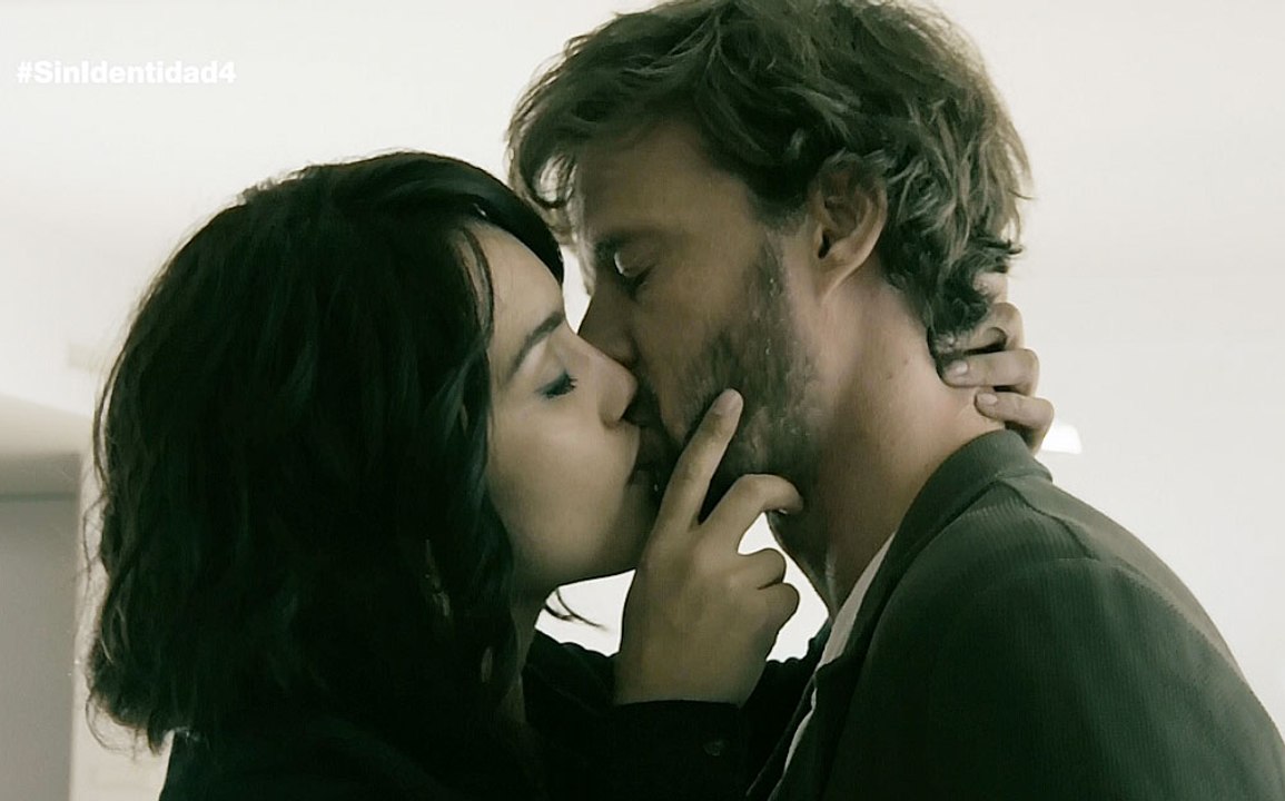 Sin Identidad T2C4 - María y Pablo se besan
