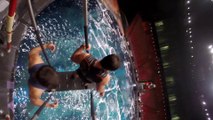 Des acrobates s’entraînent en sautant dans une piscine : magique!