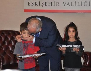 Bakan, Bayrağı Öpen Beren ile İkizi Ceren'e Bilgisayar Gönderdi