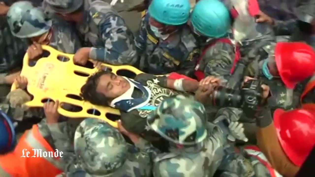 Un adolescent sauvé à Katmandou après cinq jours passés dans les décombres