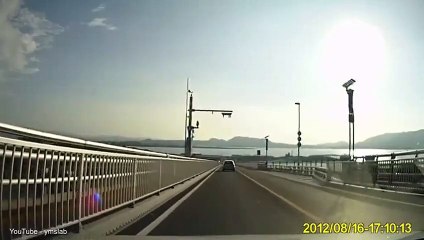 Conoce el famoso puente que parece una montaña rusa