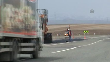 İşçiler Kadro Müjdesini Yol Bakım Çalışması Yaparken Aldı