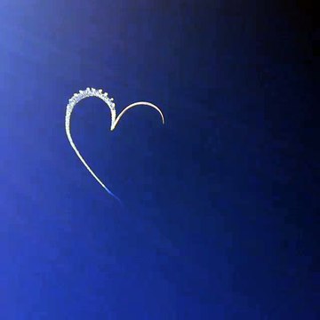 Un avion dessin un coeur dans le ciel