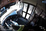 3 enfants ont failli se faire renverser en montant dans un bus