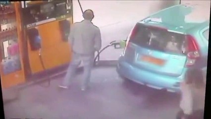 mujer prende fuego en una gasolinera
