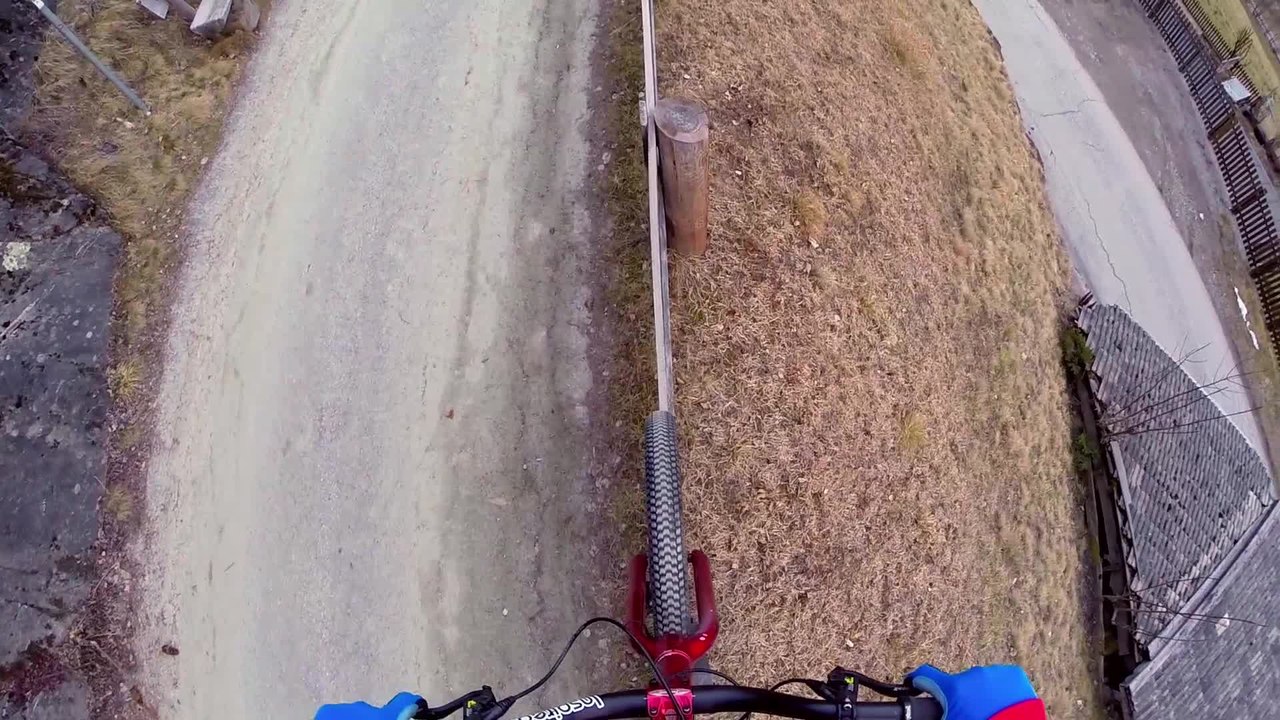 Mountainbike rider shows off jaw-dropping talent