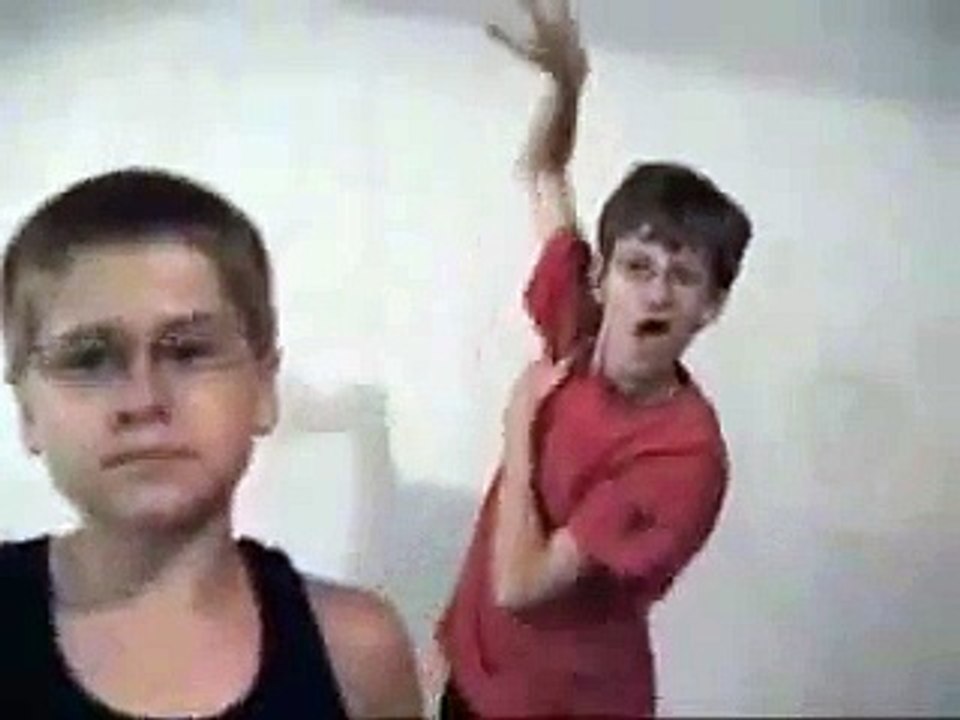 Hermanos tontos bailando crazy frog . Two brothers dancing crazy frog