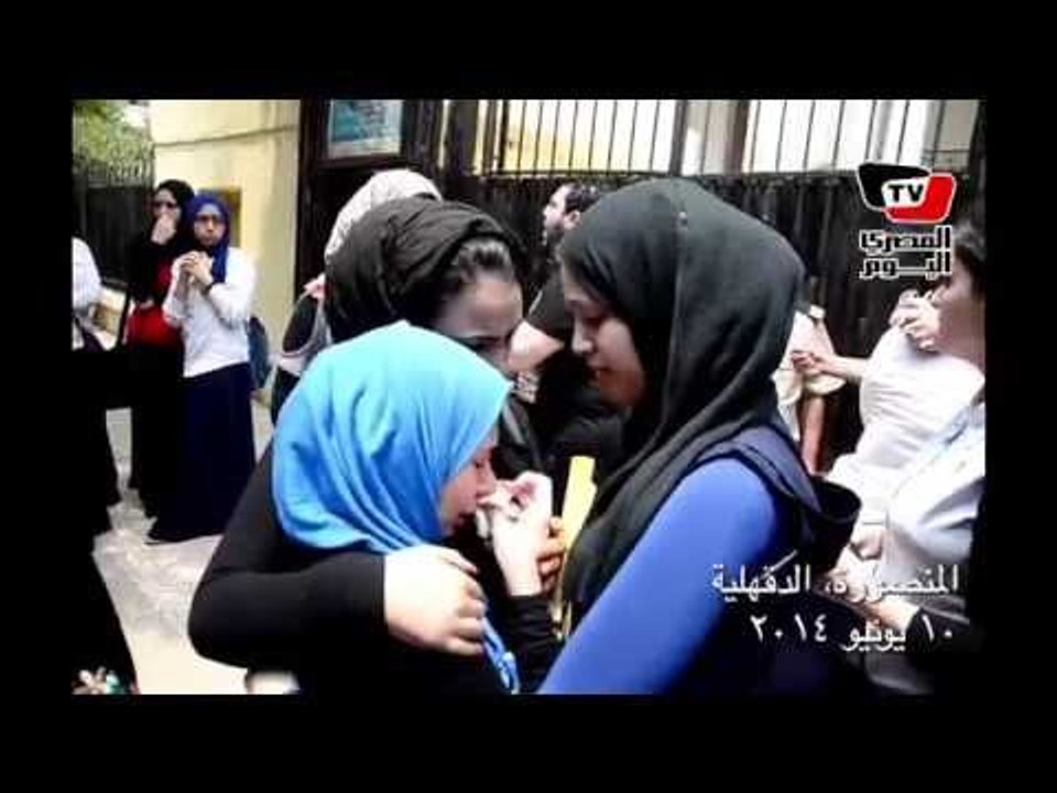 بكاء وإغماءات بسبب صعوبة امتحان مادة اللغة الانجليزية بالمنصورة