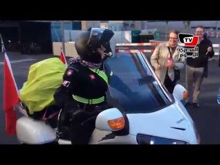 مغامر مصري ينطلق بدراجة بخارية من سويسرا لليابان رافعاً علم مصر