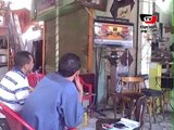 مواطنون يتابعون على تلفزيونات المقاهي حلف الرئيس الجديد لليمين