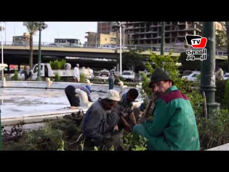 عاملون يصلحون نافورة قصر القبة لإستقبال الرئيس الجديد