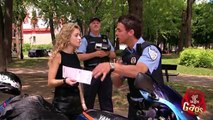 الكاميرا الخفية: شرطي يطلب قبلة مقابل تمزيق المخالفة