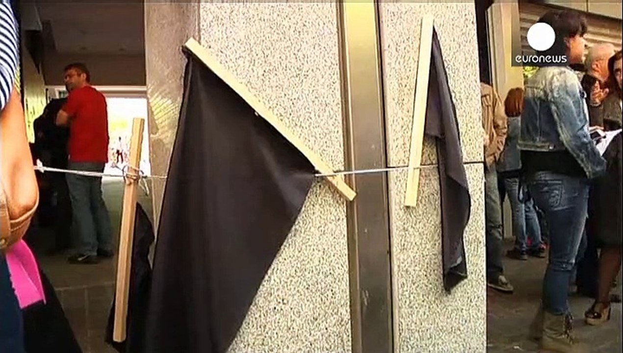 Greek Finance Minister Yanis Varoufakis 'attacked' by protesters in Athens restaurant