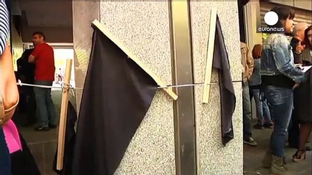 Yanis Varoufakis face à la grogne et à des anarchistes