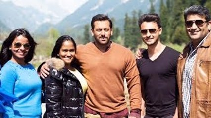Salman Khan Poses With Family In Kashmir - The Bollywood