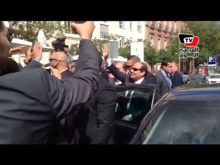 موكب السيسي يتوقف لتحية الجالية المصرية بأسبانيا