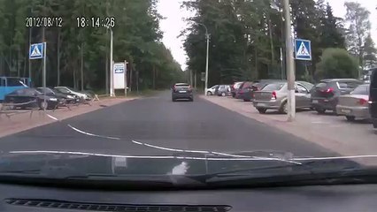 Il double une file de voiture et se crash la musique à fond