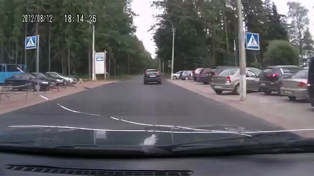 Il double une file de voiture et se crash la musique à fond