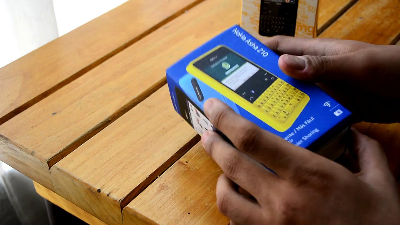 Unboxing ☛ Nokia Asha 210