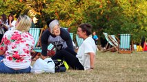 QUEEN ELIZABETH PRANKS OUTSIDE BUCKINGHAM PALACE