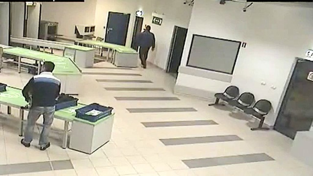 Un agent de sécurité d'un aéroport sauve un bébé d'une chute