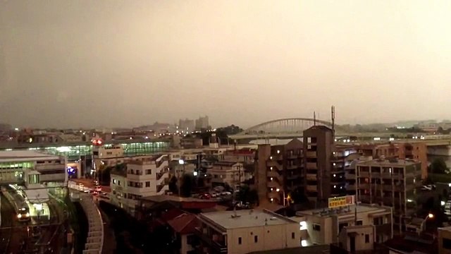 Un train frappé par la foudre au Japon