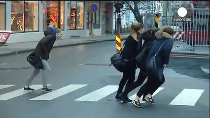 Vent hyper violent qui empèche les gens de marcher en Novège