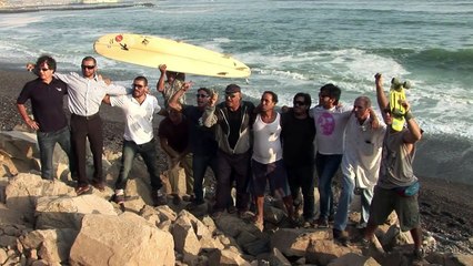 Surfistas protestam contra construção de estrada à beira-mar