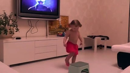 Малышка танцует очень здорово !!!!