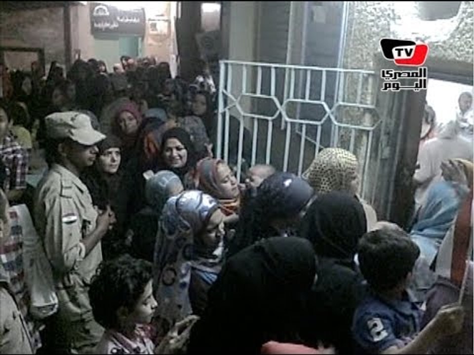 إقبال كثيف على لجنة مدرسة السادات بالزقازيق قبل غلق اللجنة