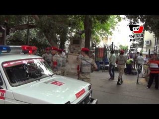 سيارات الشرطة العسكرية تصل لجنة كلية فنون جميلة لتأمينها