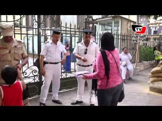 سيدات الزمالك يوزعن الشيكولاتة والورود على الشرطة أمام اللجان الانتخابية