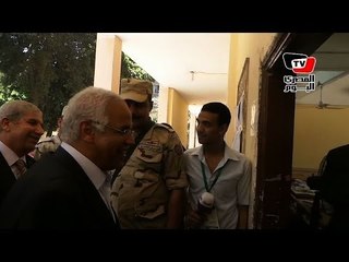 محافظ القاهرة يتفقد اللجان الانتخابية بالمعادي.. ويستأذن القاضي قبل الدخول