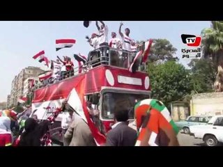 اتوبيس مكشوف يطوف شوارع شبرا والركاب يرقصون ويهتفون للسيسي