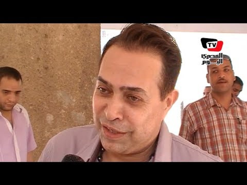 «حكيم» يغني «تسلم الأيادي» من داخل لجنته بروض الفرج بعد الإدلاء بصوته