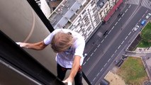 Alain Robert escalade la Tour Montparnasse