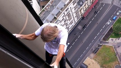 Alain Robert escalade la Tour Montparnasse