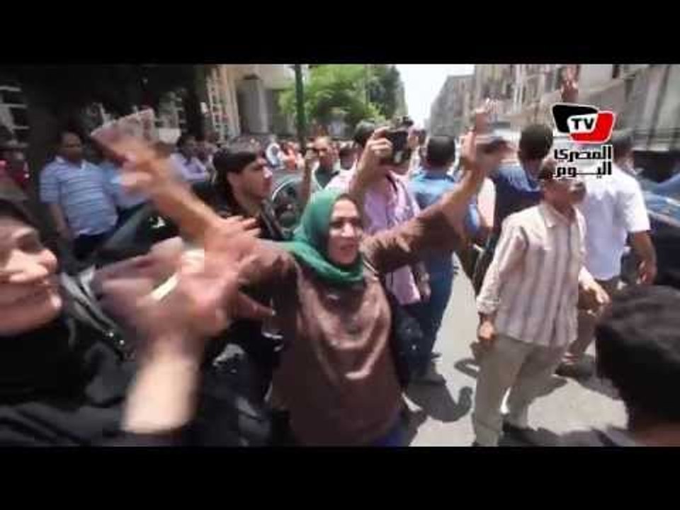 رقص على أنغام تسلم الأيادي أمام لجنة مدرسة قصر الدوبارة بشارع قصر العيني