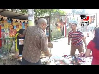 بائع متجول: حتى لو ماطلعتش بمكسب من بيع صور السيسي على قلبي زي العسل