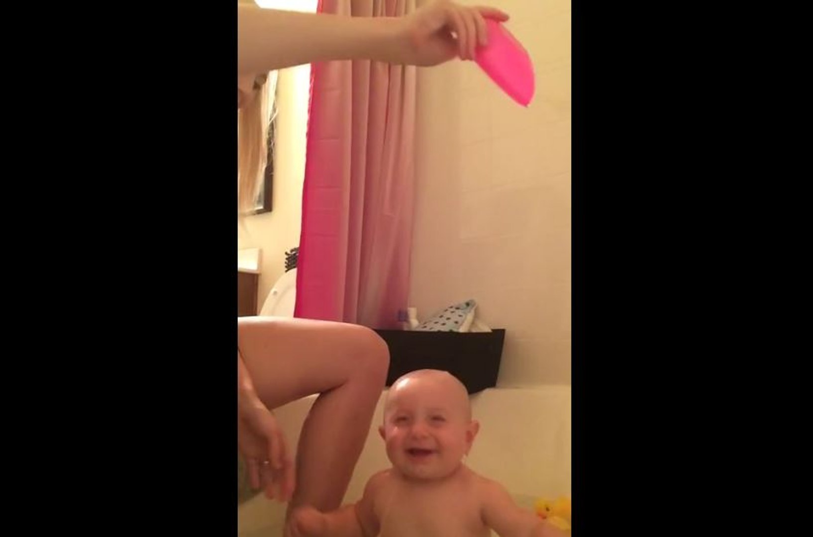 Ce Bebe Qui Adore L Eau Rit Aux Eclats Video Dailymotion