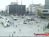 Taksim Meydanı'nda pankart açan iki kişi böyle gözaltına alındı