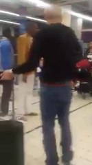 Ce type là a un sérieux problème avec les files d’attente