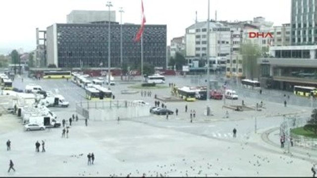 Taksim Meydanı'nda Pankart Açan 2 Kadın Gözaltına Alındı