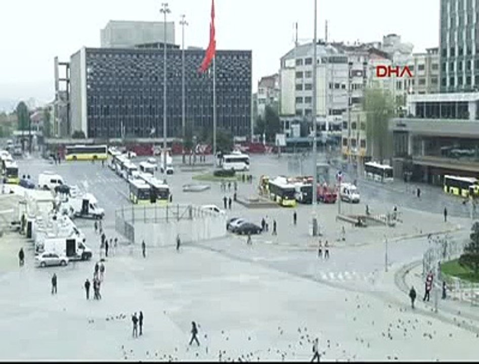 Taksim'de pankart açan iki kadına gözaltı