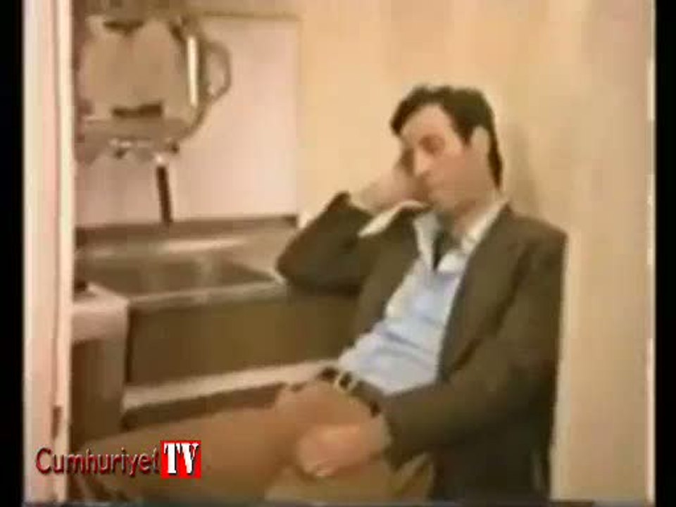Kemal Sunal'ın TV'lerde sansürlenen film sahnesi...