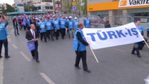 Türk-İş, Taksim Meydanı'ndaki Atatürk Anıtı'na Çelenk Bıraktı