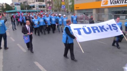 Türk-İş, Taksim Meydanı'ndaki Atatürk Anıtı'na Çelenk Bıraktı