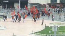 Taksim Meydanı'na Koşarak Giren Gruba Polis Müdahalesi 1