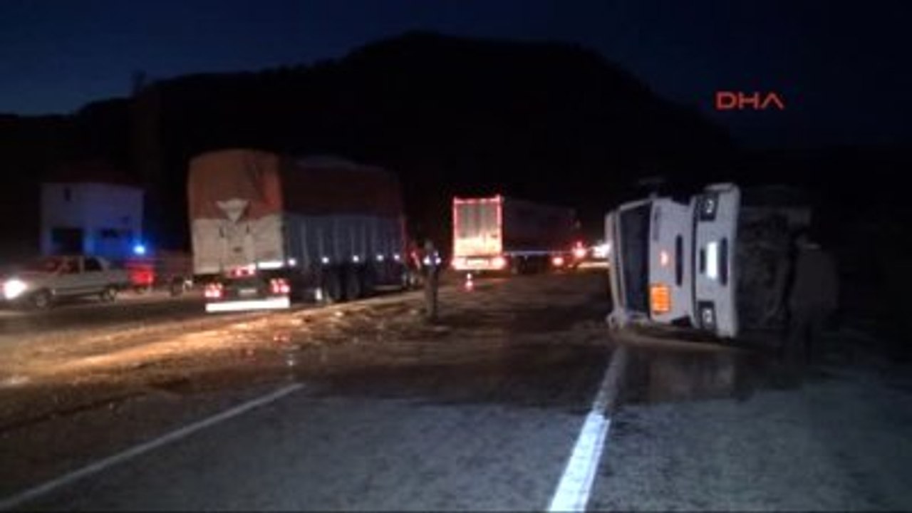 Fethiye Akaryakıt Tankeri Devrildi, İşçiler Yola Akan Mazot İçin Seferber Oldu