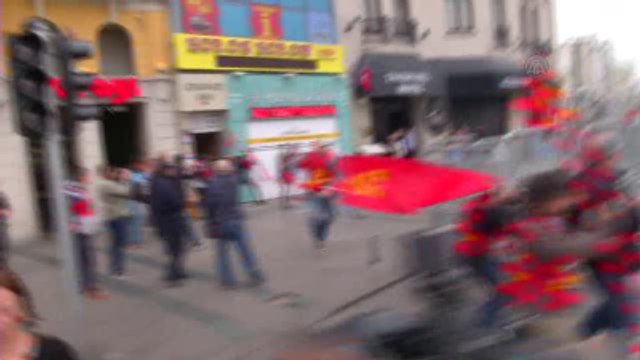Taksim Cumhuriyet Anıtı'na Ulaşan Grup, Güvenlik Güçlerince Dağıtıldı